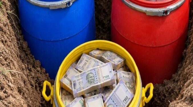 करोड़ों की नकदी मिलने से मचा हड़कंप! घर में प्लास्टिक के 3 ड्रमों और जमीन के नीचे छिपे मिले नोट, गिनने के लिए बुलाई गई मशीन देखे VIDEO