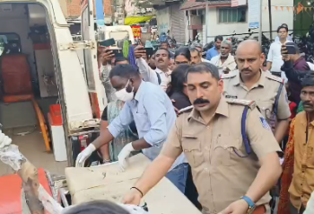 *कटनी में आग से जले दलपत पटेल की मौत के बाद इंदिरा नगर तिराहे में शव रखकर चक्का जाम* *परिजनों ने पुलिस कार्यवाही पर उठाए सवाल,न्याय दिलाने की मांग*