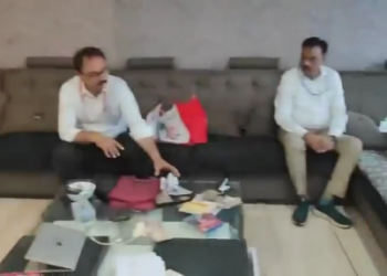 🚨 देवास में आरक्षक के ठिकानों पर लोकायुक्त का छापा! 15 प्लॉट-मकान मिले, ₹6.26 करोड़ की संपत्ति का खुलासा देखे VIDEO